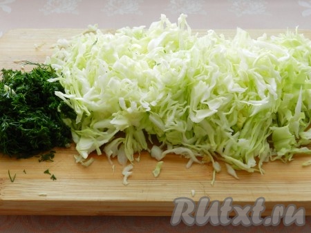 Нашинковать капусту, укроп мелко нарезать.