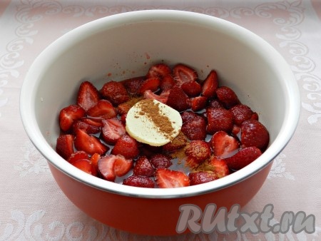 Затем добавить сливочное масло и корицу, перемешать, поставить на средний огонь и довести до кипения. Огонь уменьшить и проварить клубничный соус 3-5 минут (до полного растворения сахара), иногда помешивая.