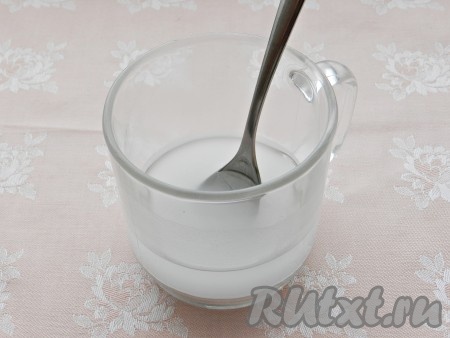 В небольшую ёмкость всыпать крахмал, влить 100 миллилитров холодной воды, перемешать.