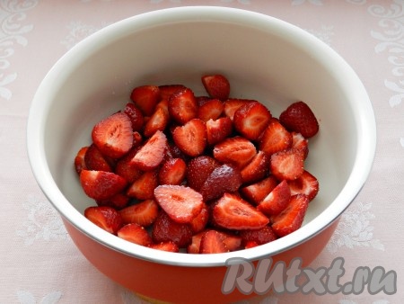 Клубнику можно взять как свежую, так и замороженную. Свежую клубнику нужно будет вымыть, удаляя чашелистики. Замороженные ягоды нужно будет слегка разморозить. Разрезать клубнику на 2 или 4 части, сложить в кастрюлю с толстым дном, в котором будете варить соус.