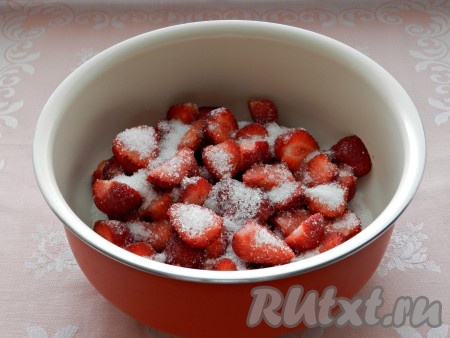 Засыпать сахаром, оставить на 1-2 часа, чтобы ягоды пустили сок.