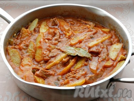 Затем добавить мелко нарезанный (или пропущенный через пресс) чеснок, перемешать, убрать с огня.