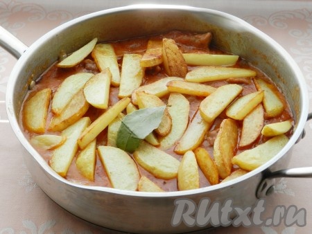 Когда говядина станет мягкой (будет полностью готова),  к мясу с солёными огурцами добавить&nbsp;картошку и лавровый лист, аккуратно перемешать. Довести азу по-татарски до кипения, уменьшить огонь и тушить ещё 5 минут.&nbsp;