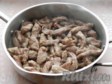 В глубокой сковороде разогреть растительное масло, выложить кусочки говядины, обжарить мясо на достаточно сильном огне до румяной корочки со всех сторон. Затем залить горячей водой, она должна быть выше уровня говядины на 2 сантиметра. Дать воде закипеть, уменьшить огонь, тушить говядину под крышкой на медленном огне 30-40 минут (мясо должно стать достаточно мягким).