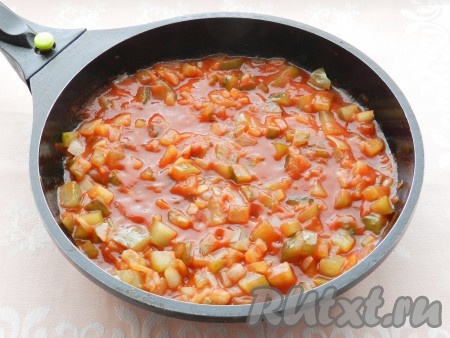 Для приготовления томатного соуса смешать 3 столовых ложки томатной пасты с водой до получения объёма 200 миллилитров. Залить обжаренные огурцы с луком томатным соусом, перемешать, довести до кипения, убрать с огня.