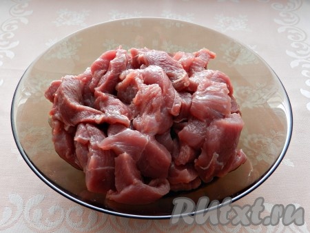 Говядину вымыть, обсушить и нарезать на небольшие, достаточно тонкие кусочки.