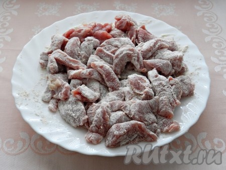 В тарелке соединить муку, соль и чёрный молотый перец, перемешать. Каждый кусочек говядины обвалять в получившейся мучной смеси, остатки муки стряхнуть.
