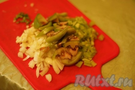 Нут предварительно замочить в 1 стакане воды на ночь. Воду слить. Перец, помидор, чеснок и жгучий перец нарезать. Выложить овощи в огнеупорную форму, добавить масло. Запекать в духовке, периодически помешивая, при 200 градусах 10 минут.