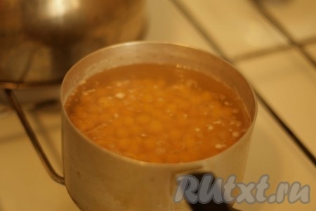 Тем временем, в нут добавить 1,5 стакана воды, довести до кипения и варить на маленьком огне час-полтора.
