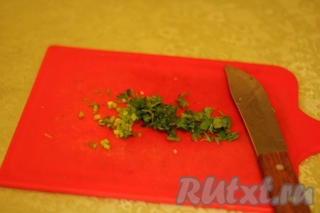 Петрушку мелко покрошить.  