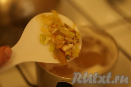 Когда нут будет практически готов, добавить к нуту запеченные овощи.