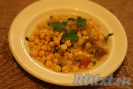 Варить до мягкости нута. Добавить петрушку, соль, довести до кипения и можно подавать.
