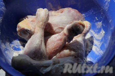 С куриных ножек снять шкурку (по желанию), слегка посолить их и обвалять полностью в муке.
