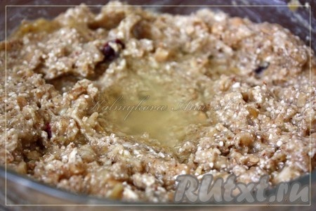 Полученную массу перемешать, добавить оливковое масло и сок лимона. Тесто для этого печенья должно получиться однородным и вязким (при необходимости можно добавить 1-2 столовые ложки воды).