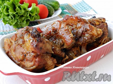 Вкусные, сочные, ароматные свиные рёбрышки, запечённые в соевом соусе с мёдом, достать из духовки и можно подавать с гарниром к столу.