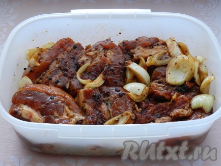 Свиные рёбрышки с луком залить подготовленным соево-медовым соусом, хорошо перемешать и оставить на 2 часа при комнатной температуре.