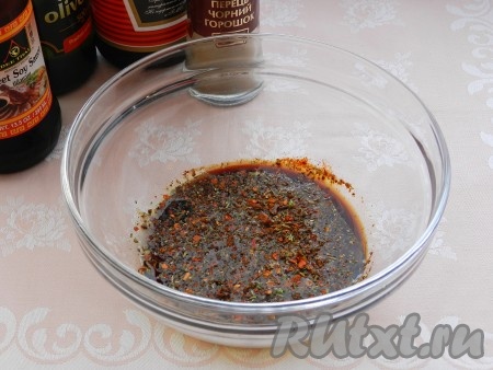 Для приготовления маринада в миске соединить соевый соус, мёд, растительное масло, специи для мяса, перемешать получившийся соево-медовый соус. Соль я не добавляла, так как соевый соус достаточно солёный.