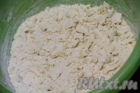 Муку тщательно перетереть с маргарином в крошку. Можно сделать это руками, а можно воспользоваться вилкой.