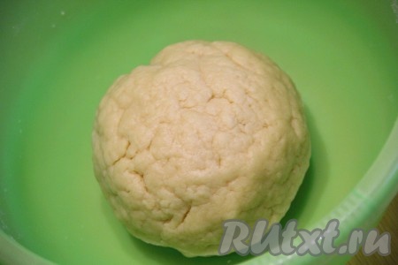 Замесить эластичное и не липнущее к рукам тесто. 
