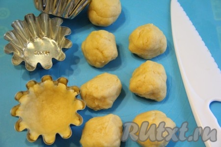  Готовое тесто разделить на части, тут ориентируйтесь по своим формочкам и их размеру. Если использовать металлические формочки, то предварительно смазать их растительным маслом (слегка). А вот если формочки силиконовые, тогда смазывать не нужно.