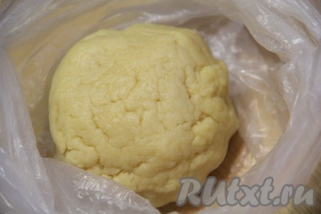 Тесто разделить на две части. Одна часть теста должна быть немного меньше. Завернуть тесто в пищевую плёнку и убрать большую часть в холодильник на 1 час, а меньшую - в морозильную камеру.