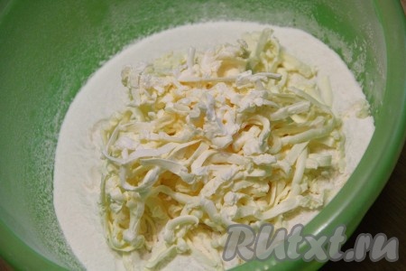 Маргарин для выпечки натереть на крупной тёрке и добавить к муке. Можно маргарин порубить ножом на мелкие кусочки.
