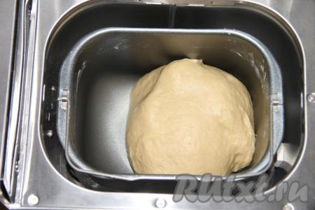 Мука и кефир у всех разные, так что во время замеса хлеба нужно следить, как образуется колобок из теста. Если тесто сильно липнет к стенкам ведёрка хлебопечки, значит можно подсыпать немного муки, а если колобок очень плотный, тогда можно долить немного воды комнатной температуры. Когда замес теста завершится, нужно обязательно накрыть хлебопечку крышкой.