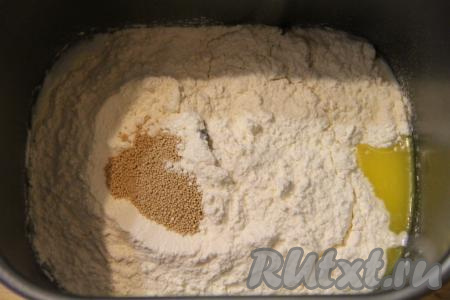 Затем всыпать соль, муку и сухие дрожжи. Выставить режим хлебопечки "Основной" или "Белый хлеб". Вес буханки - 1 килограмм, цвет корочки - "Средний". У меня режим "Основной" по времени длится 3 часа 30 минут.