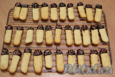 Поставить противень с печеньем, замешанным на яичных белках, в разогретую духовку и выпекать минут 15 (до лёгкого золотистого цвета) при температуре 180 градусов. Готовое печенье остудить и можно кушать. Я решила украсить печенье, для этого нужно растопить шоколад, окунуть печенье в шоколад, а затем посыпать цветной посыпкой и оставить на решётке до застывания шоколада.