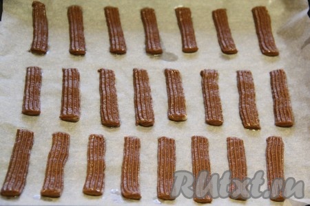 На второй застеленный противень я отсадила шоколадное тесто.