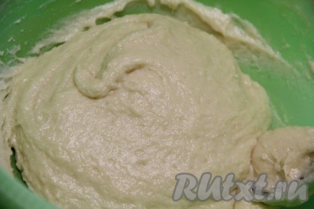 Добавляя муку и вмешивая её каждый раз в тесто, замесить не очень густое, липнущее тесто, как на фото. На этом этапе можно уже формировать печенье, но я разделила тесто на 2 части и в одну часть добавила какао. Хорошо перемешать тесто с какао.