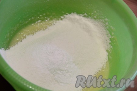 Далее всыпать разрыхлитель, начать частями добавлять муку, полностью вмешивая её в тесто.