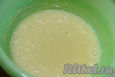  Затем добавить яичные белки и ещё раз перемешать миксером до однородности.