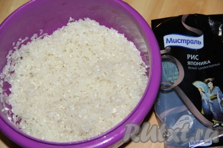Рис для суши хорошо промыть, до прозрачной воды. Затем залить холодной водой и поставить на огонь. Время варки и количество воды указано на упаковке. Варить рис под крышкой на медленном огне до готовности.