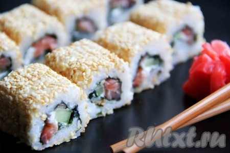 Маринованный имбирь, соевый соус и вассаби станут прекрасным дополнением к необыкновенно вкусным роллам с кунжутом.
