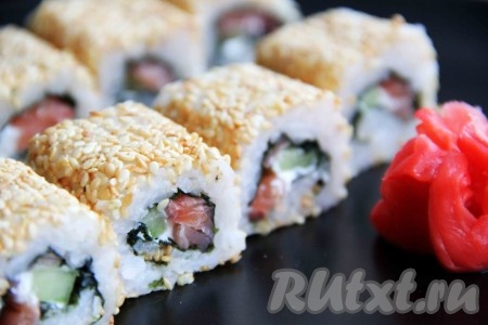  Разрезать ролл с помощью острого ножа на 6 или 8 частей. Нож предварительно смочить холодной водой.