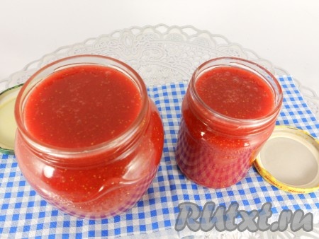 Банки и крышки простерилизовать, обсушить. Разложить в банки клубничное варенье, накрыть крышками (можно использовать и капроновые крышки, если крышки закручивающиеся - очень плотно не закручивайте).