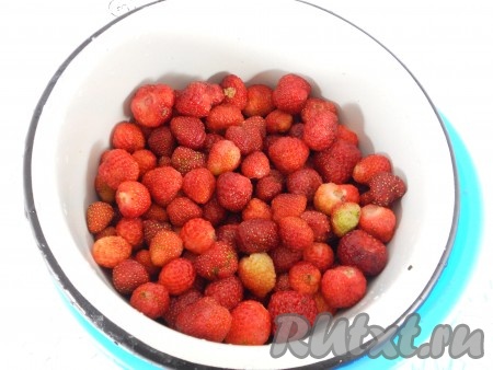 Для приготовления этого варенья очень важно соблюсти стерильность. Клубнику очистить от листиков, хорошо помыть, далее тщательно промыть под струей проточной воды. Дать стечь воде и ошпарить кипятком. Затем клубнику следует обсушить.