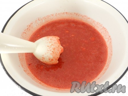 С помощью погружного блендера измельчить клубнику с сахаром до состояния пюре.