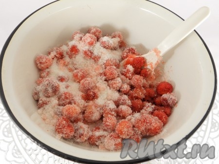 Поместить клубнику в ошпаренный кипятком и высушенный таз, засыпать сахаром и хорошо перемешать.