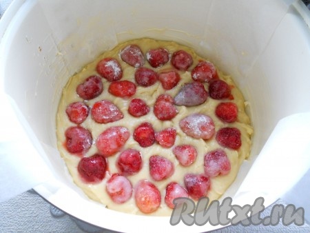 Выложить клубнику сверху на тесто, немного ее вдавливая.