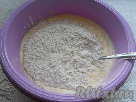 Массу перемешать и всыпать просеянную с разрыхлителем муку и ванилин.