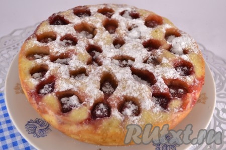 Выставить режим мультиварки "Выпечка" на 90 минут (если мультиварка с большой мощностью - время выпечки нужно сократить). Проверять готовность клубничного пирога так: если верх пирога липнет к рукам - выпекайте еще. Готовый пирог извлечь из чаши мультиварки с помощью пергаментных полос. Дать пирогу остыть до теплого состояния, посыпать сахарной пудрой.
