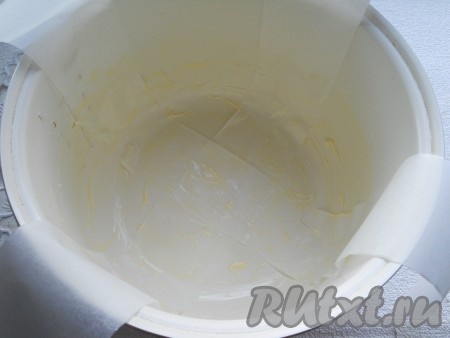 Чашу мультиварки хорошо смазать сливочным маслом. Из пергамента вырезать длинные полосы, шириной около 8-10 см. Разместить их в чашу крест-накрест (это нужно для того, чтобы легко вынуть готовый пирог, не повредив его).