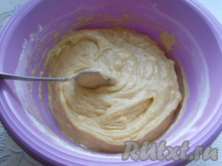 Хорошо тесто перемешать. Тесто должно быть, как густая сметана.
