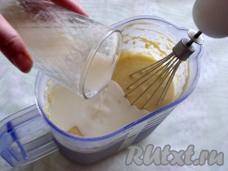 Влить 1/3 молока и продолжить взбивать до однородности. Теперь еще 2 раза: всыпаем 1/3 муки, взбиваем, вливаем 1/3 молока и еще раз взбиваем.