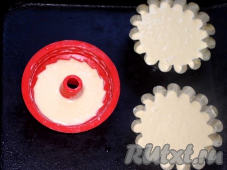 Заполнить формы на 2/3 тестом. Мне хватило теста на 3 формы по 400 мл и еще на 5 формочек под маленькие кексики.