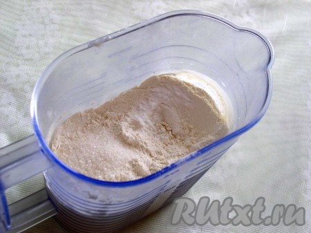 Теперь высыпать 1/3 муки, всю соду и лимонную кислоту, ванильный сахар, соль. Взбить венчиком до гладкости.