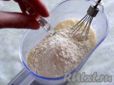 В последний раз с мукой добавить экстракт миндаля (можете ограничиться ванилином или выбрать свой любимый ароматизатор, можно добавить апельсиновые цукаты).