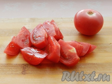 Помидоры нарезать дольками.